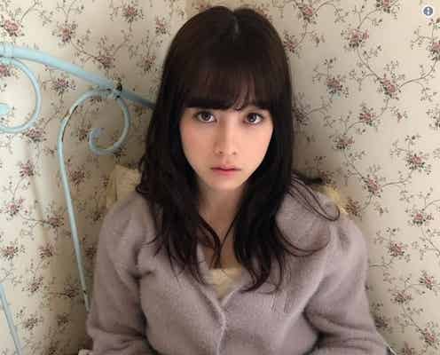 橋本環奈、ベッドの上で上目遣い「可愛すぎ」「胸キュンが止まらない」悶絶するファン続出