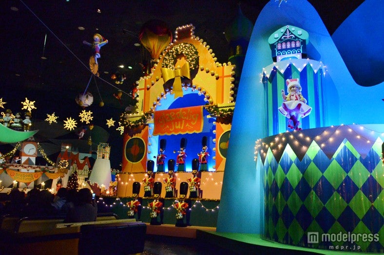 「イッツ・ア・スモールワールド“ベリーメリーホリデー”」（2013年の写真）