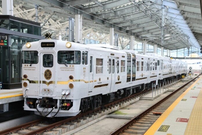 長崎駅で発車を待つ「ふたつ星4047」