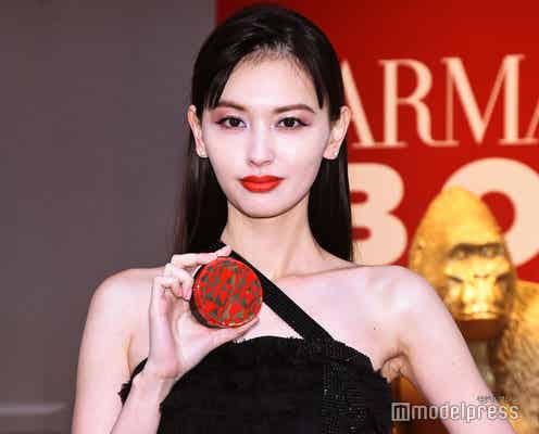 鈴木えみ、アルマーニドレスで美デコルテあらわ メイクのポイントも明かす