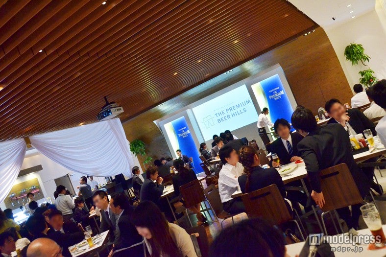 夕方にも関わらず、大盛況の店内