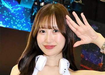 ニコニコ超会議は人気レースクイーンの川井栞 SANYOブースに降臨 笑顔で応対中