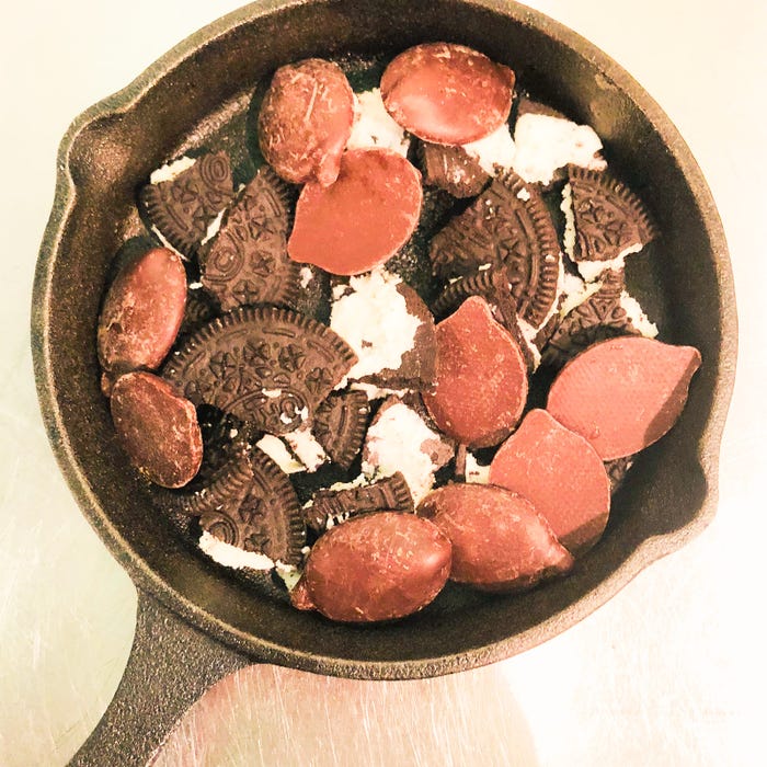 手順1:スキレットに砕いたオレオ、チョコレートを入れる/画像提供:柏原歩