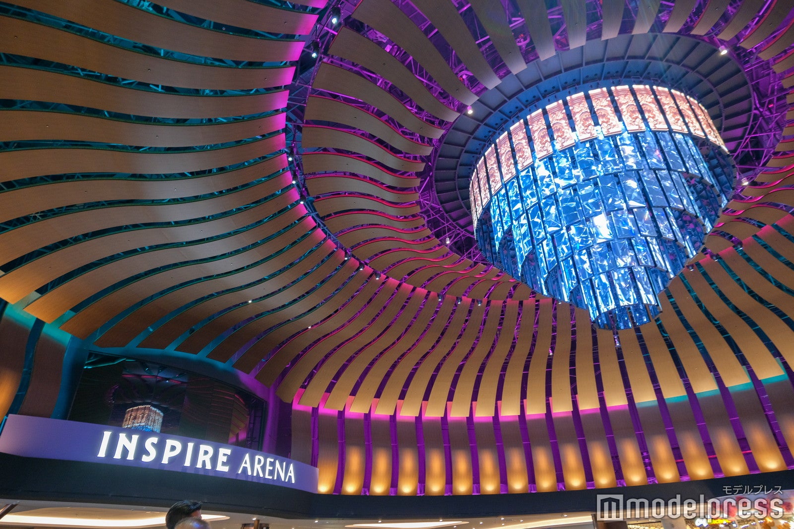 「動く」シャンデリア（C）モデルプレス