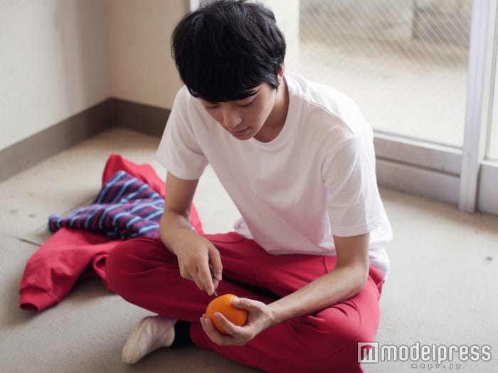 小さいころ、リンゴの皮むきなどは自分でやっていた高杉にとっては得意の演技…?