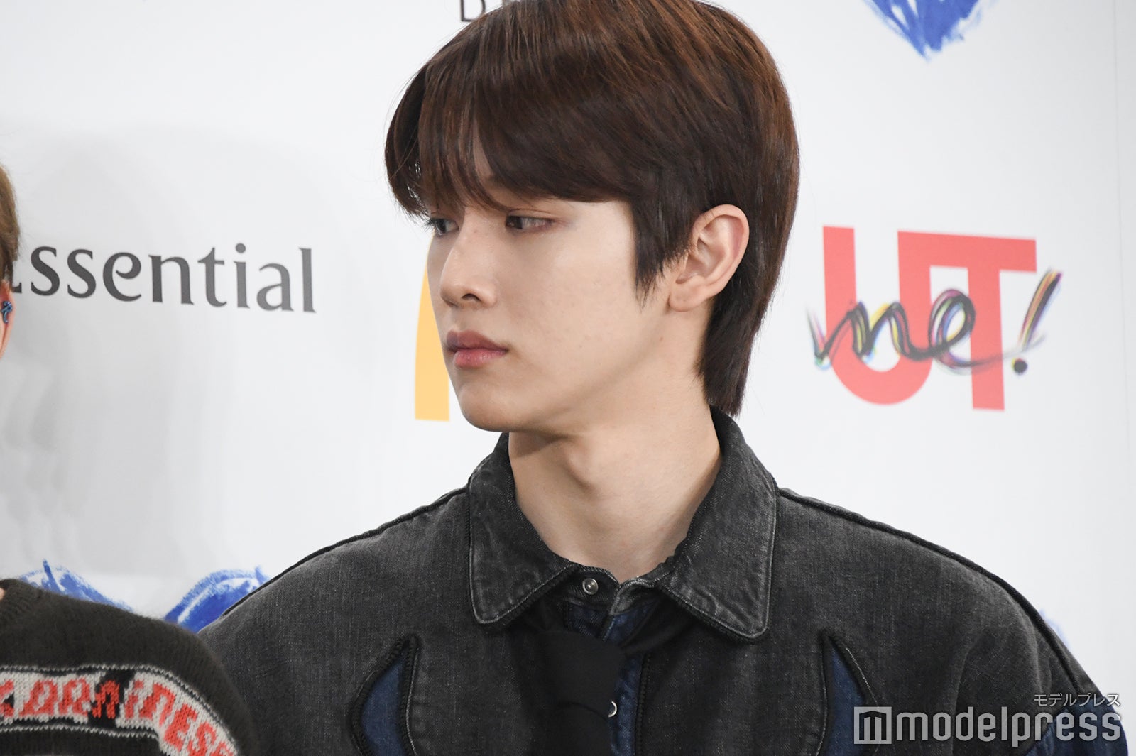 ショウタロウを見つめるソンチャン（C）モデルプレス