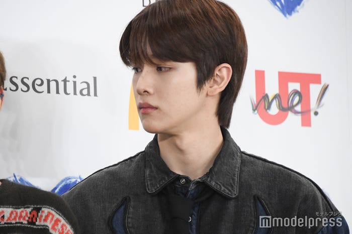 ショウタロウを見つめるソンチャン(C)モデルプレス