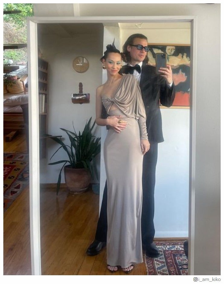 水原希子「グラミー賞」に美スタイル際立つドレス姿で出席 米ピアニストと密着＆キスも