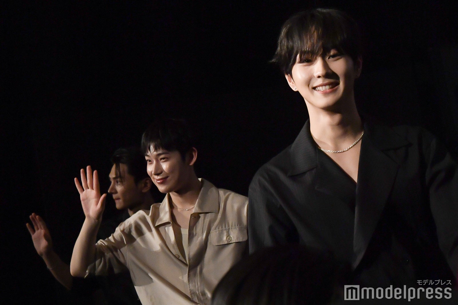 客席にファンサするJAY（ジェイ）、SUNOO（ソヌ）、JUNGWON（ジョンウォン）（C）モデルプレス