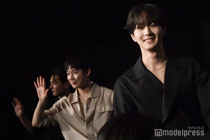 客席にファンサするJAY(ジェイ)、SUNOO(ソヌ)、JUNGWON(ジョンウォン)(C)モデルプレス