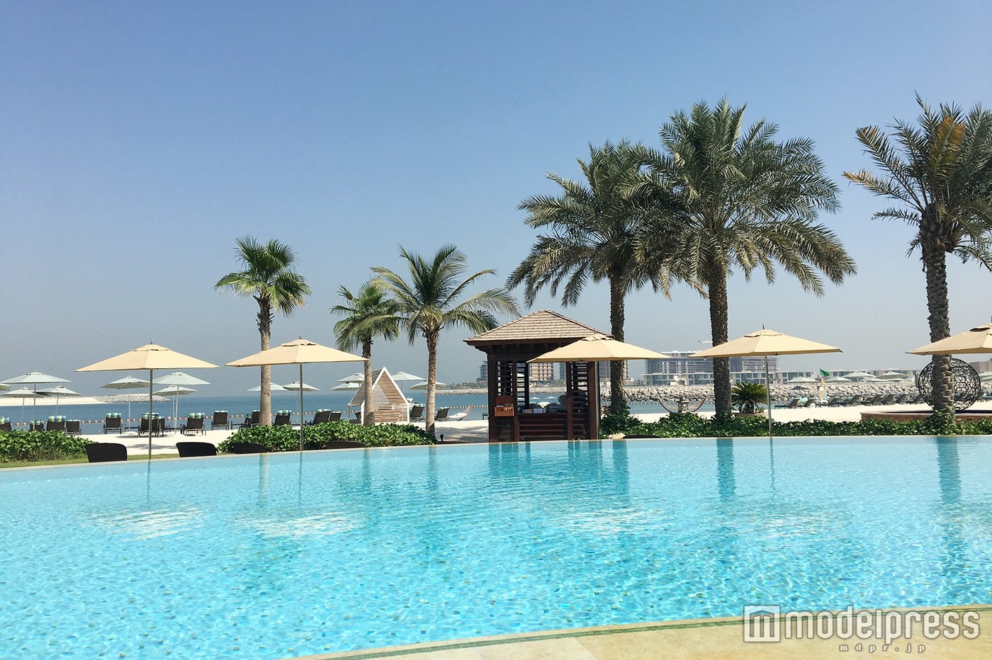 「Four Seasons Resort Dubai at Jumeirah Beach」の屋外プール（C）モデルプレス