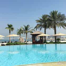「Four Seasons Resort Dubai at Jumeirah Beach」の屋外プール（C）モデルプレス