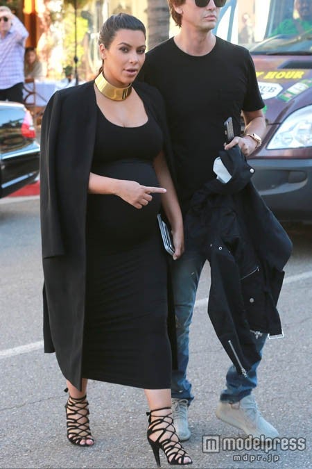 紐が足首にくい込んでもヒールを履き続けるキム。FameFlynet Pictures／Zeta Image