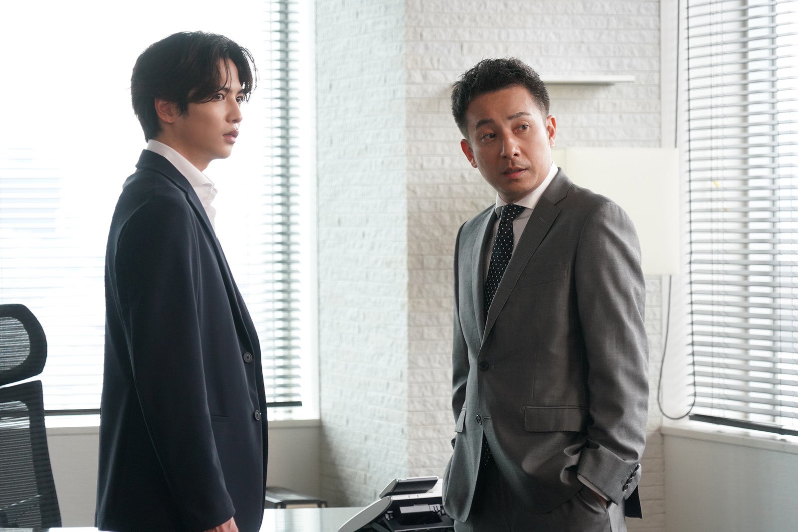 志尊淳、坪倉由幸／「ムチャブリ！　わたしが社長になるなんて」第8話より（C）日本テレビ