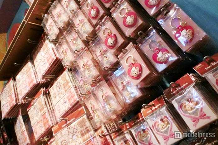 キーチェーンやストラップ、ミニタオルなど普段使いできるグッズ