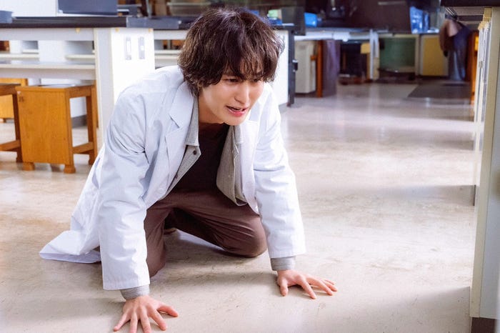 橋本涼「墜落JKと廃人教師 Lesson2」第3話より(C)sora・白泉社(C)「墜落JKと廃人教師」製作委員会・MBS