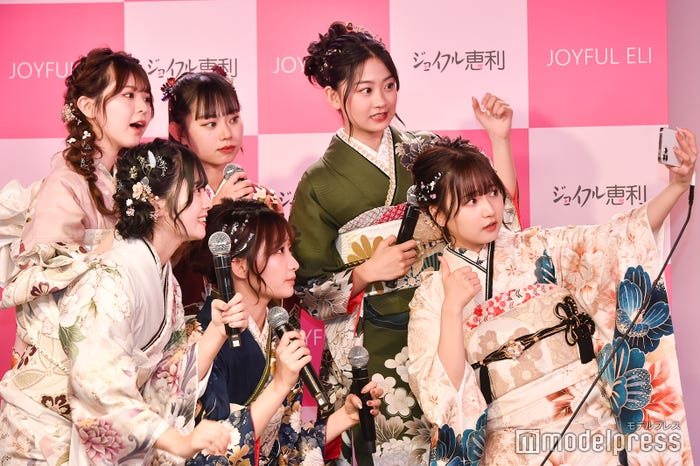 TikTokのコツを発表し撮影する様子 (C)モデルプレス