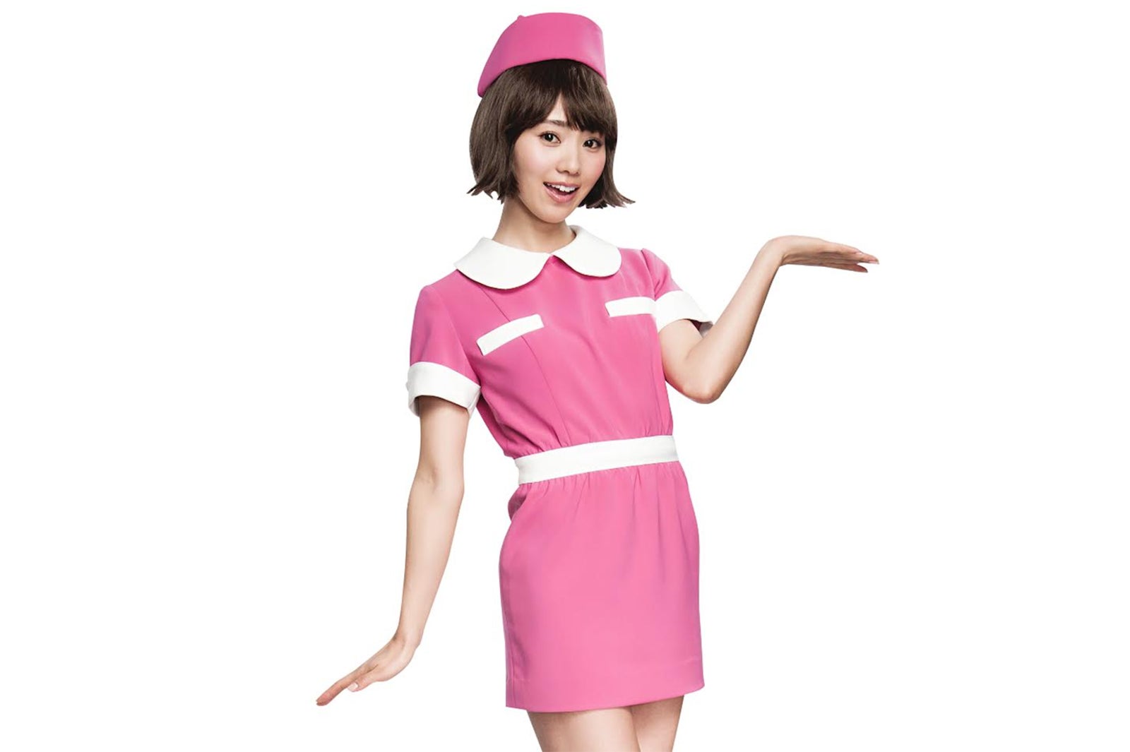 “逆輸入女優”池端レイナ、ミニスカナースに変身！美肌の秘訣明かす