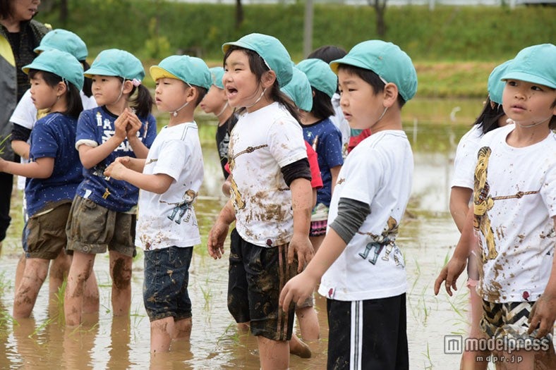 田植えをする子どもたち（C）2015Lucasfilm Ltd．＆TM．All Rights Reserved