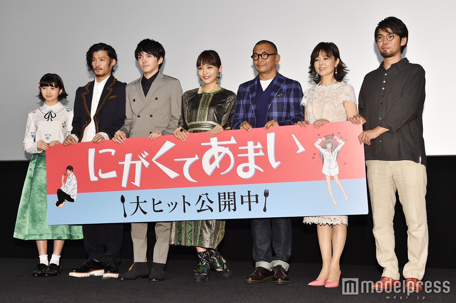 （左から）桜田ひより、淵上泰史、林遣都、川口春奈、中野英雄、石野真子、草野翔吾監督