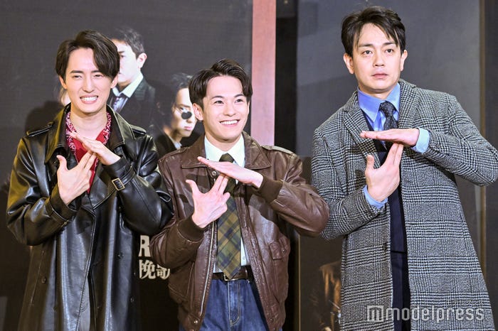 「TJポーズ」を披露した川島如恵留、松倉海斗、青柳翔(C)モデルプレス