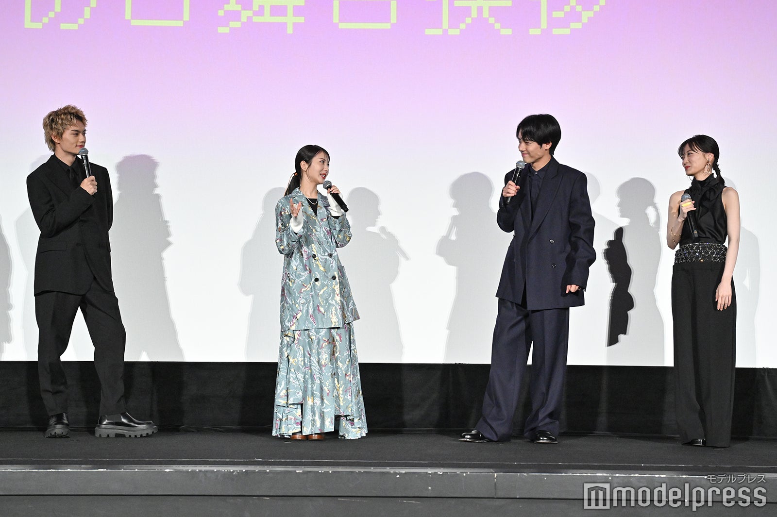 佐野勇斗、浜辺美波、赤楚衛二、山下美月（C）モデルプレス