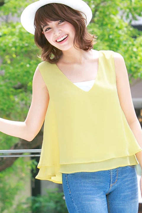 バックリボン×裾フリル☆Vネックシフォンブラウストップス「神戸レタス」2790円（税込）／画像提供：神戸レタス