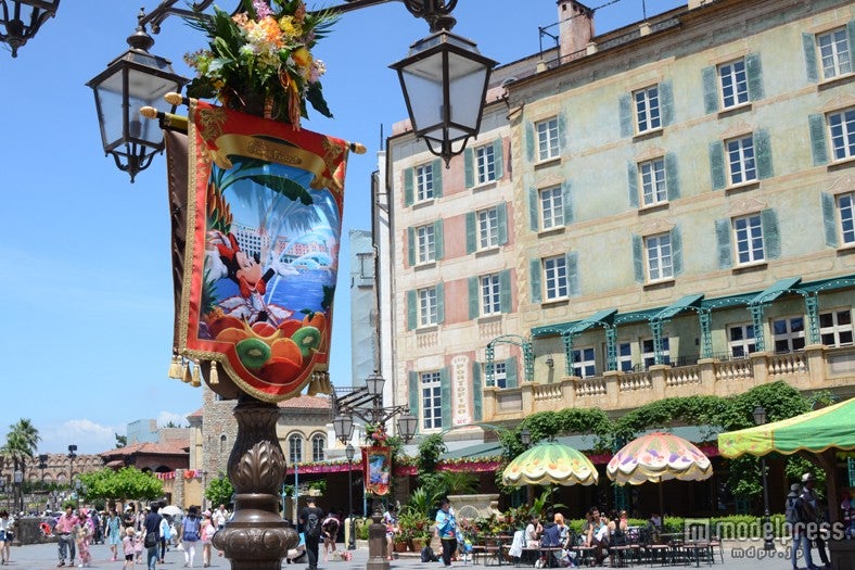 バナーやフルーツ柄のパラソル