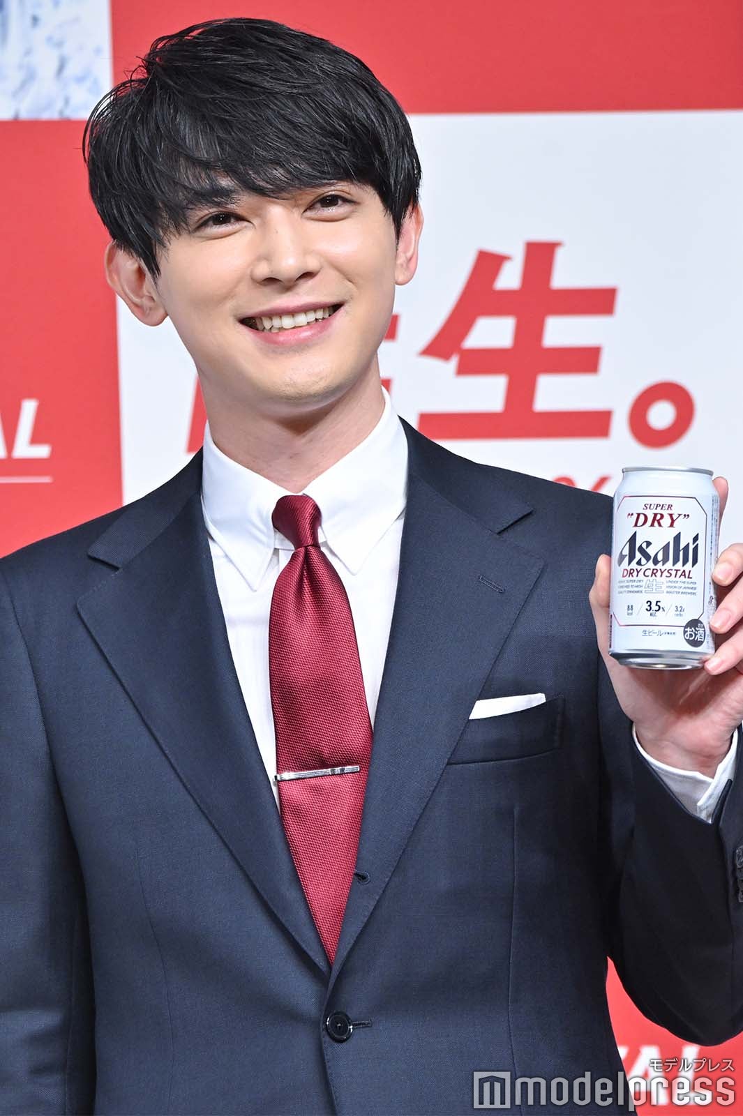 新商品にご満悦の吉沢亮（C）モデルプレス