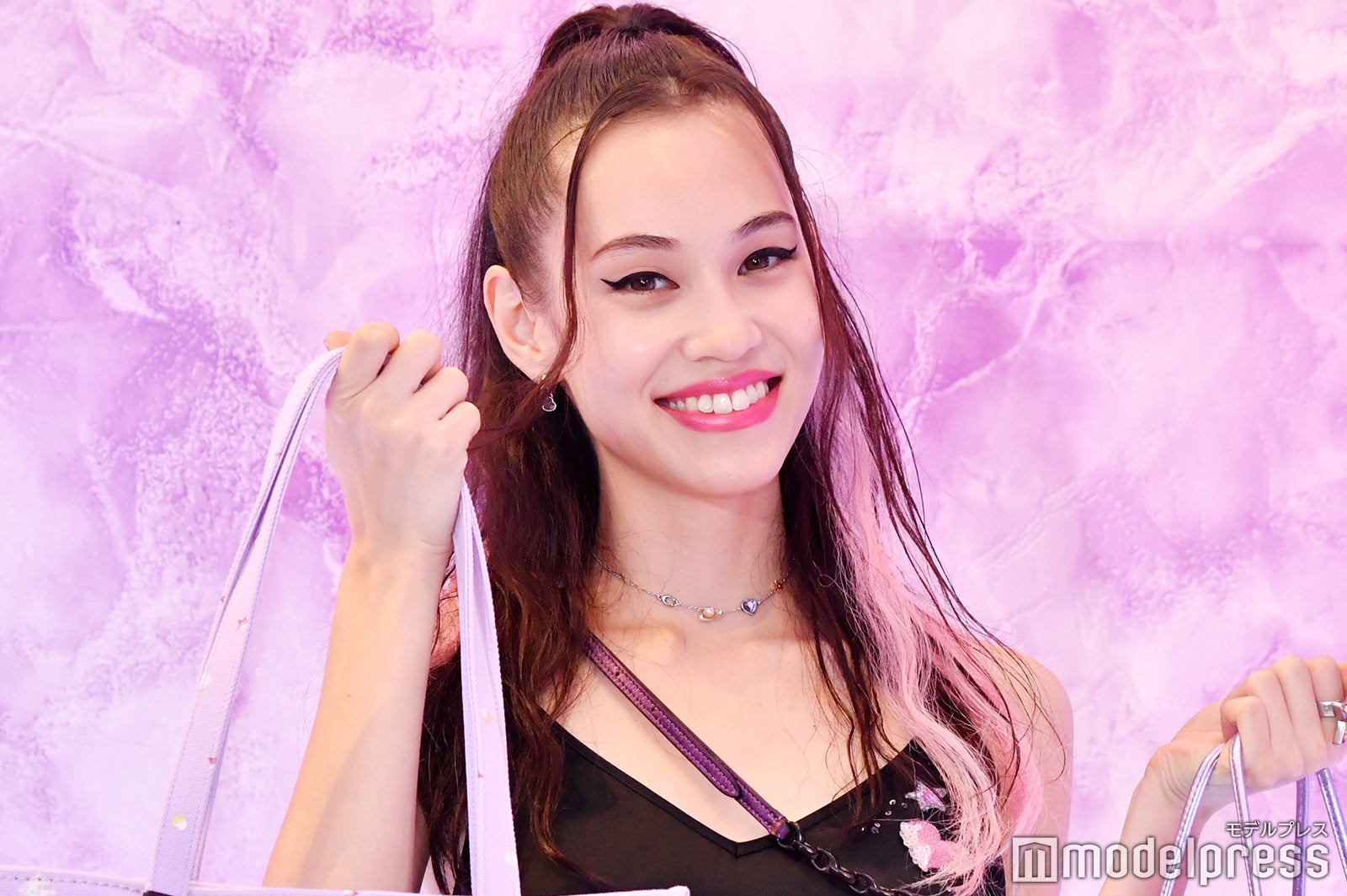 水原希子、自身考案＆デザインのキャラクターお披露目に大照れ