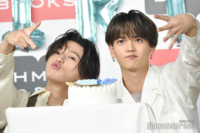 「24」ポーズの八木勇征、中島颯太(C)モデルプレス