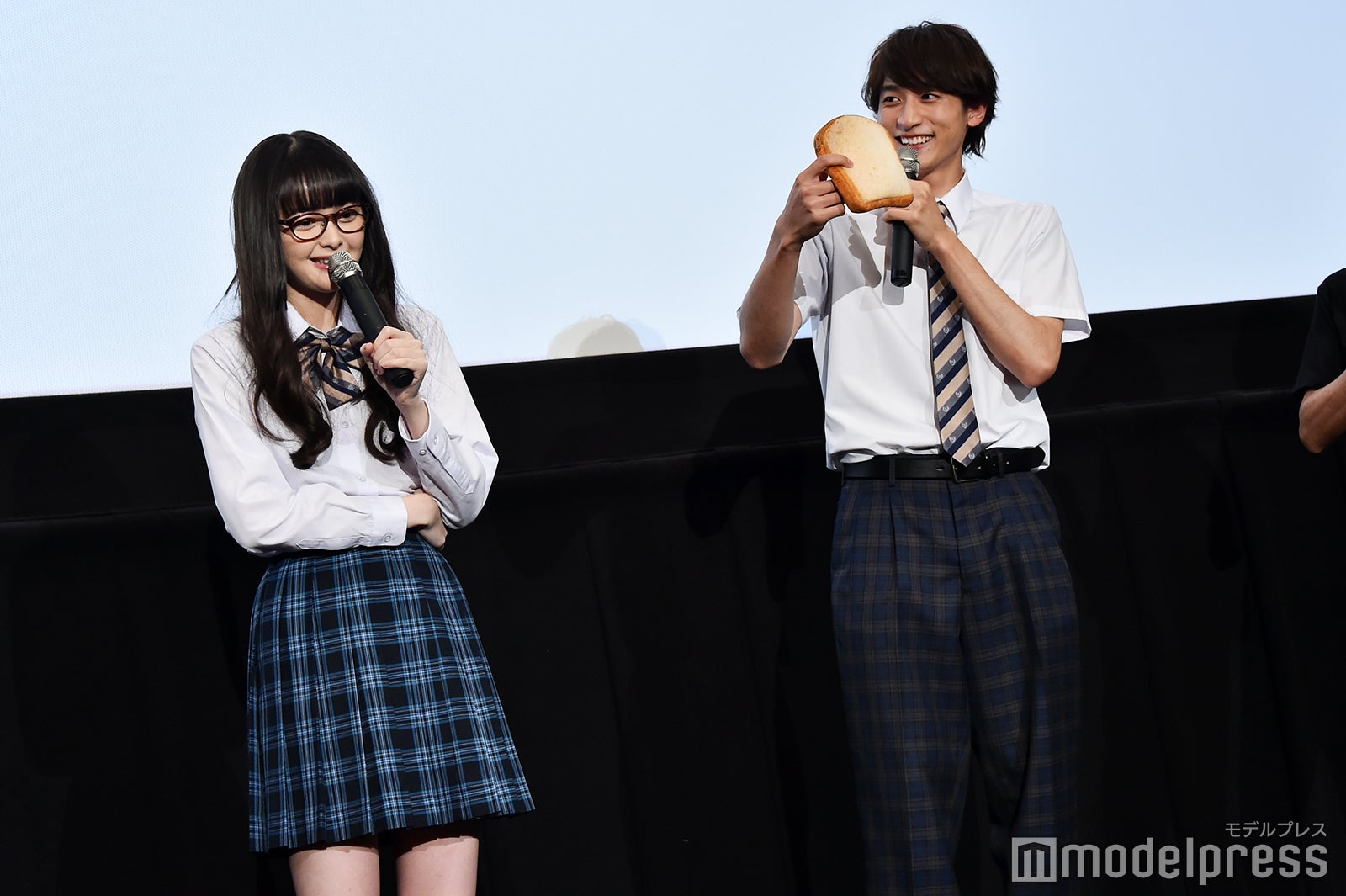 「おしゃれアイテムを借りてきなさい！」で食パン（ポーチ）を借りてきた小関裕太に玉城ティナ「でたぁ」（C）モデルプレス