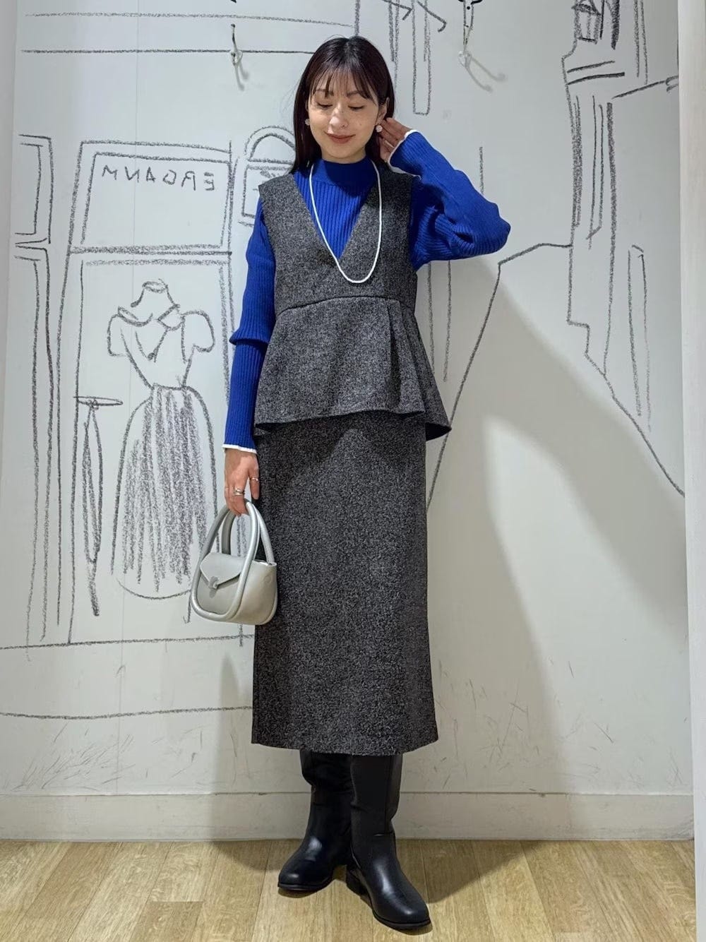 【OKコーデ】ペプラムデザイン＆カラーニットなら、腕はすっきりして華やかに見えます　出典：WEAR