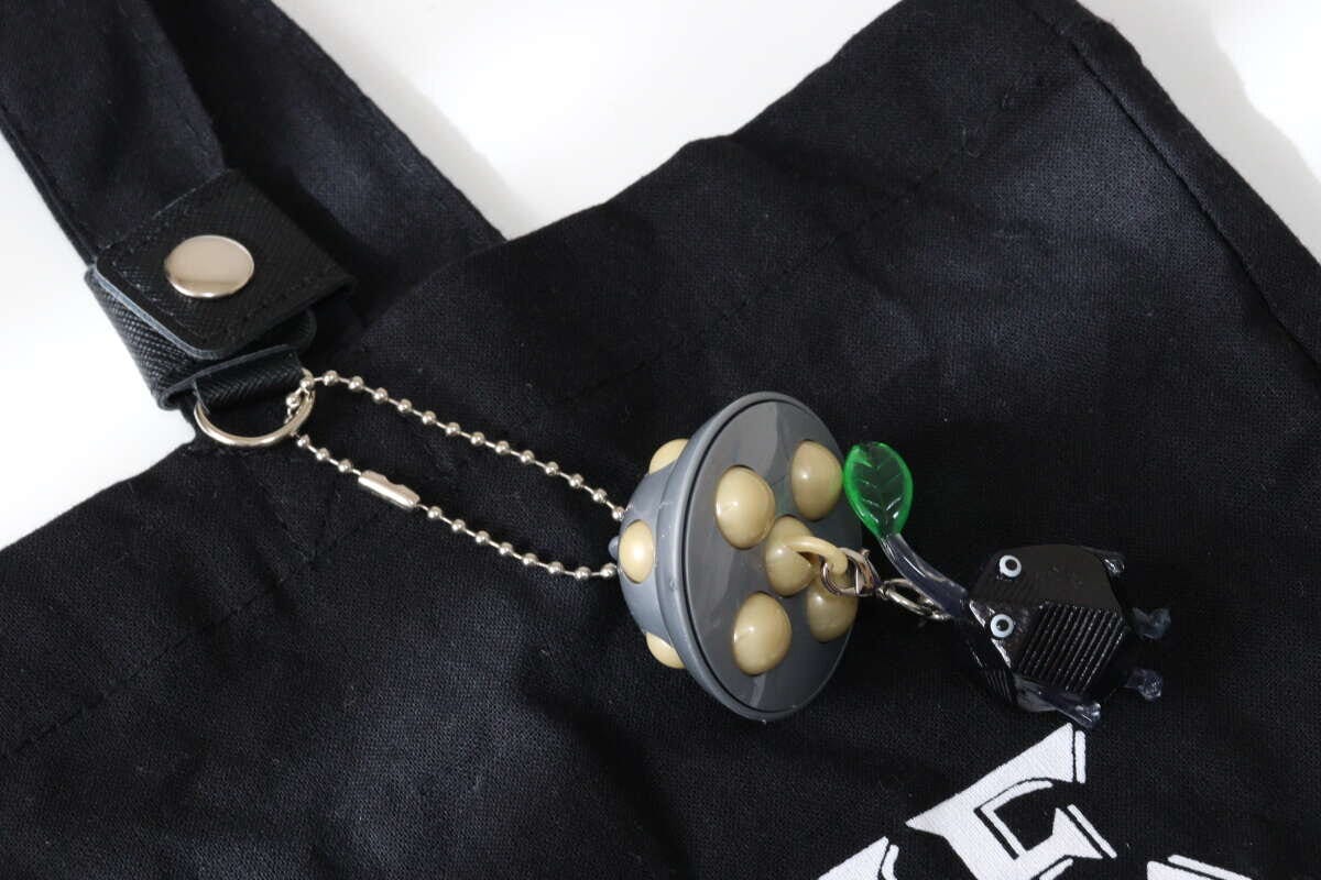 ダイソーのキーホルダーステーション（レザー調）にキーホルダーを付ける