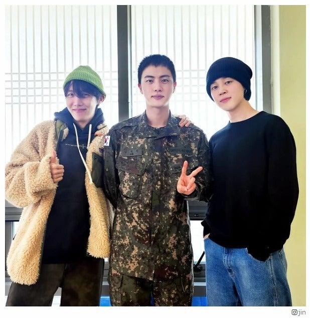 入隊中のBTS・JIN、J-HOPE＆JIMINと再会 軍服姿での久々ショットに「髪伸びてる」「メンバー愛」歓喜の声溢れる