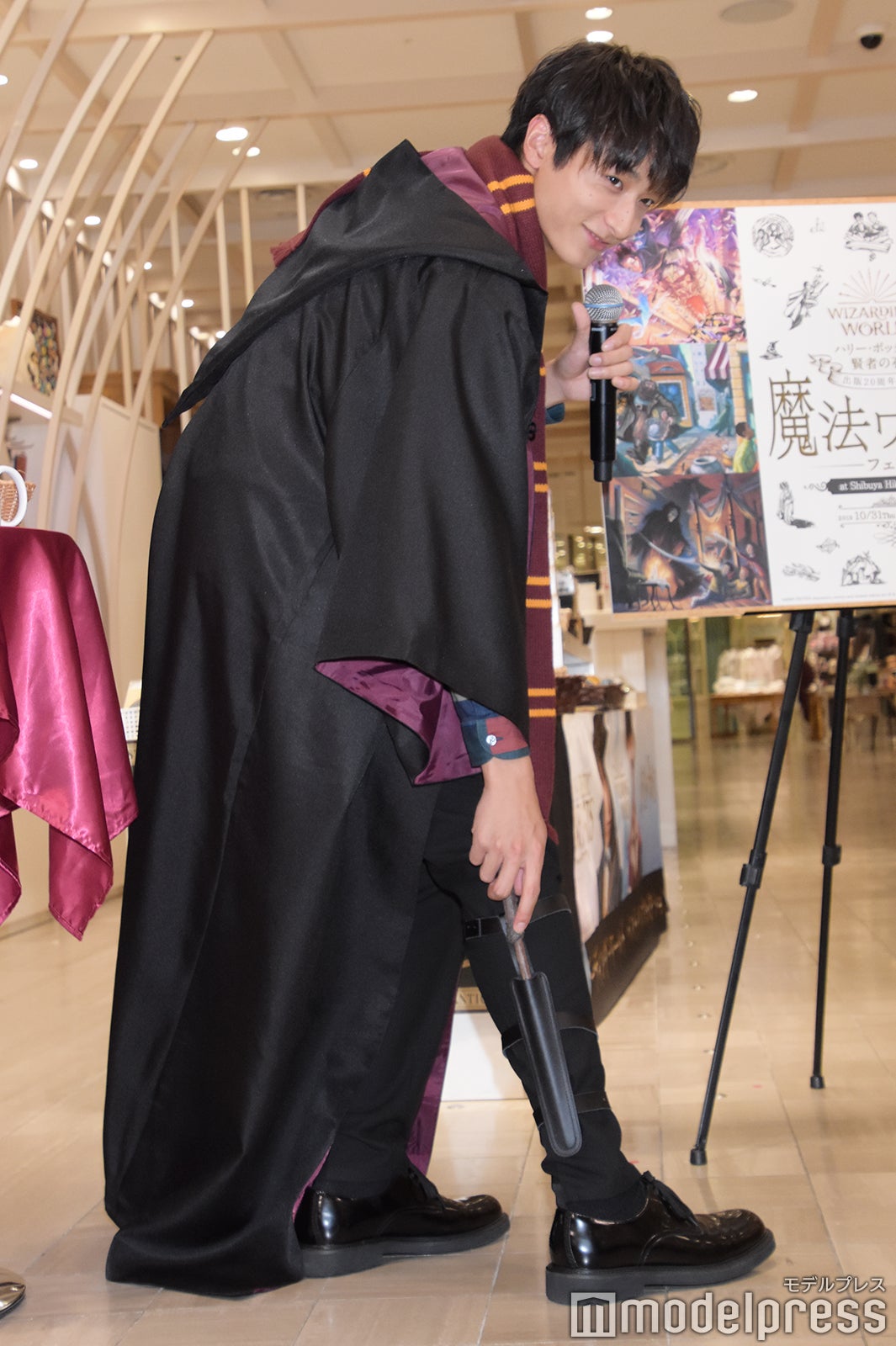 杖を取り出す小関裕太 （C）モデルプレス