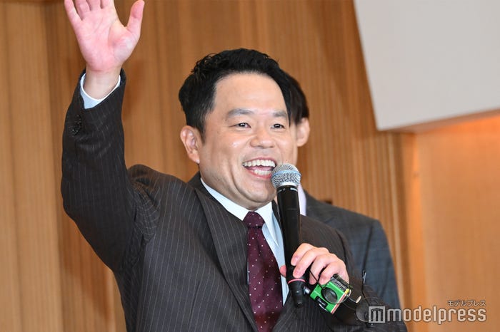 記者になりすましていた津田篤宏(C)モデルプレス