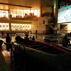 温水プールに入りながら見る映画／画像提供：那須温泉旅館協同組合・那須フィルムコミッション