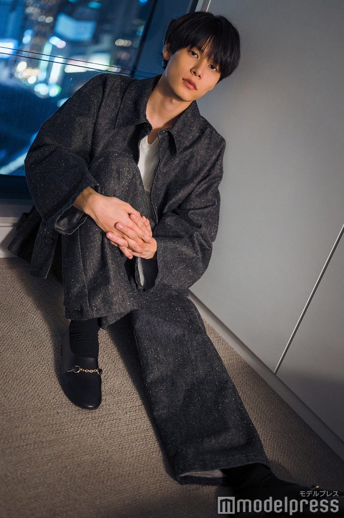 萩原利久(C)モデルプレス/ヘアメイク:カスヤユウスケ(ADDICT_CASE)、スタイリスト:Shinya Tokita/ブルゾン ¥57,200 ニット ¥33,000 パンツ ¥37,400 すべてブラン ワイエム(ティーニー ランチ)その他スタイリスト私物(問い合わせ先)ティーニー ランチ 03-6812-9341