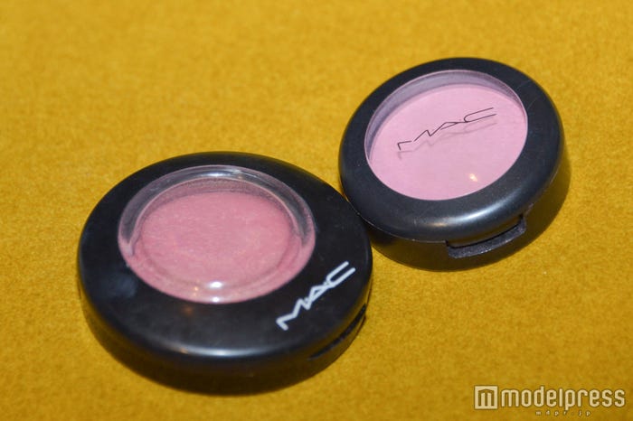 ichigoのチークはツヤ感を重視。ミネラルグロウパールブラッシュでなじませる/(左から)・M・A・Cミネライズブラッシュ ペタルパワー・M・A・Cパウダーブラッシュ フジ(※限定色) (C)モデルプレス