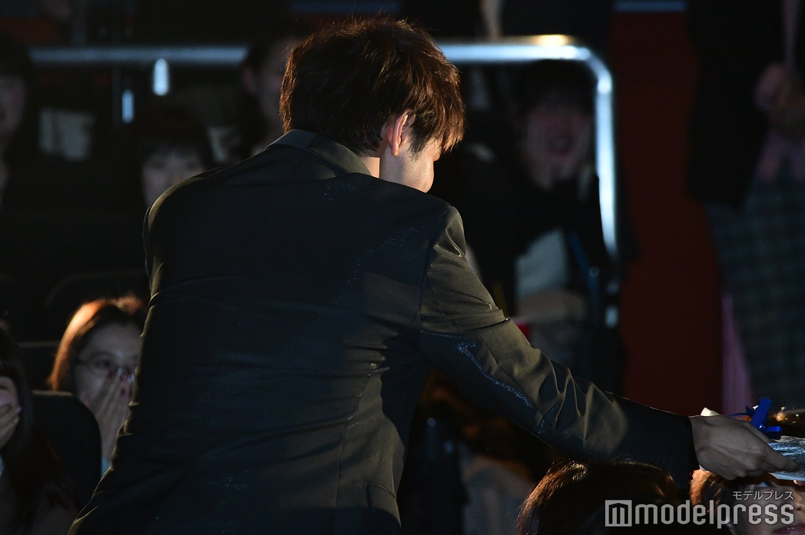 観客に手渡しでプレゼントを渡す片寄涼太 （C）モデルプレス