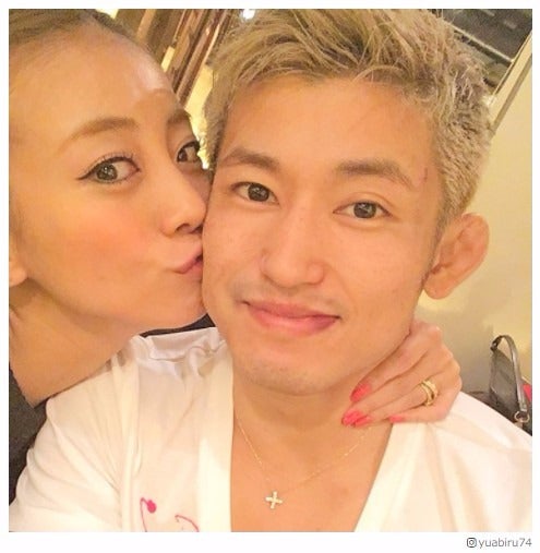 あびる優「夫婦の絆が深まった」夫・才賀紀左衛門の試合後キスショットに反響