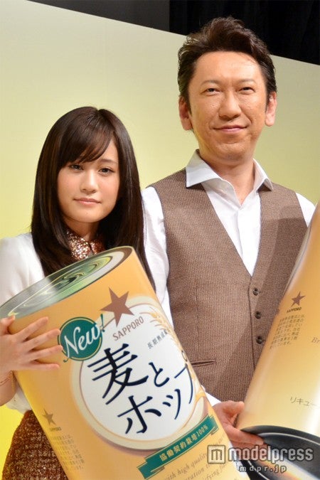 前田敦子（左）と布袋寅泰（右）