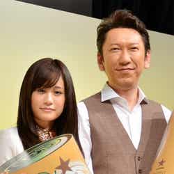 「サッポロ 麦とホップ」のイメージキャラクターに起用された前田敦子(左)と布袋寅泰(右)