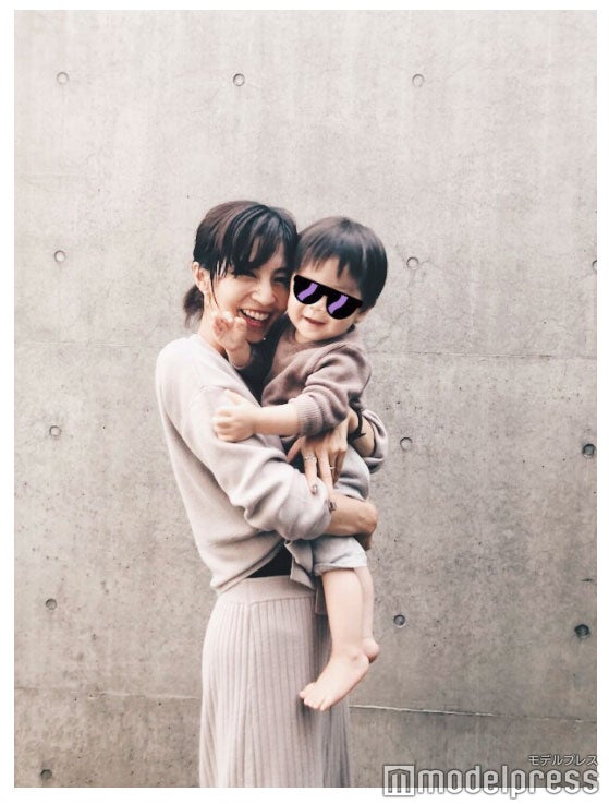 愛息子を抱っこする安田美沙子／安田美沙子オフィシャルブログ（Ameba）より