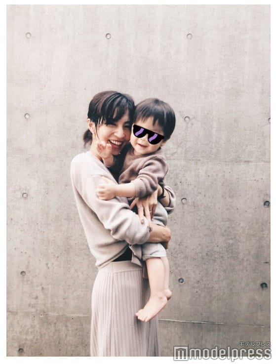 愛息子を抱っこする安田美沙子/安田美沙子オフィシャルブログ(Ameba)より
