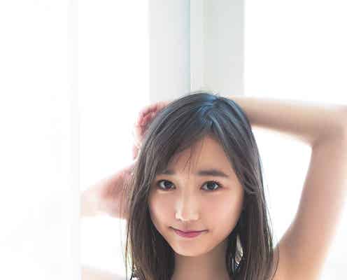 鈴木友菜、レアな水着姿でスレンダーボディあらわ