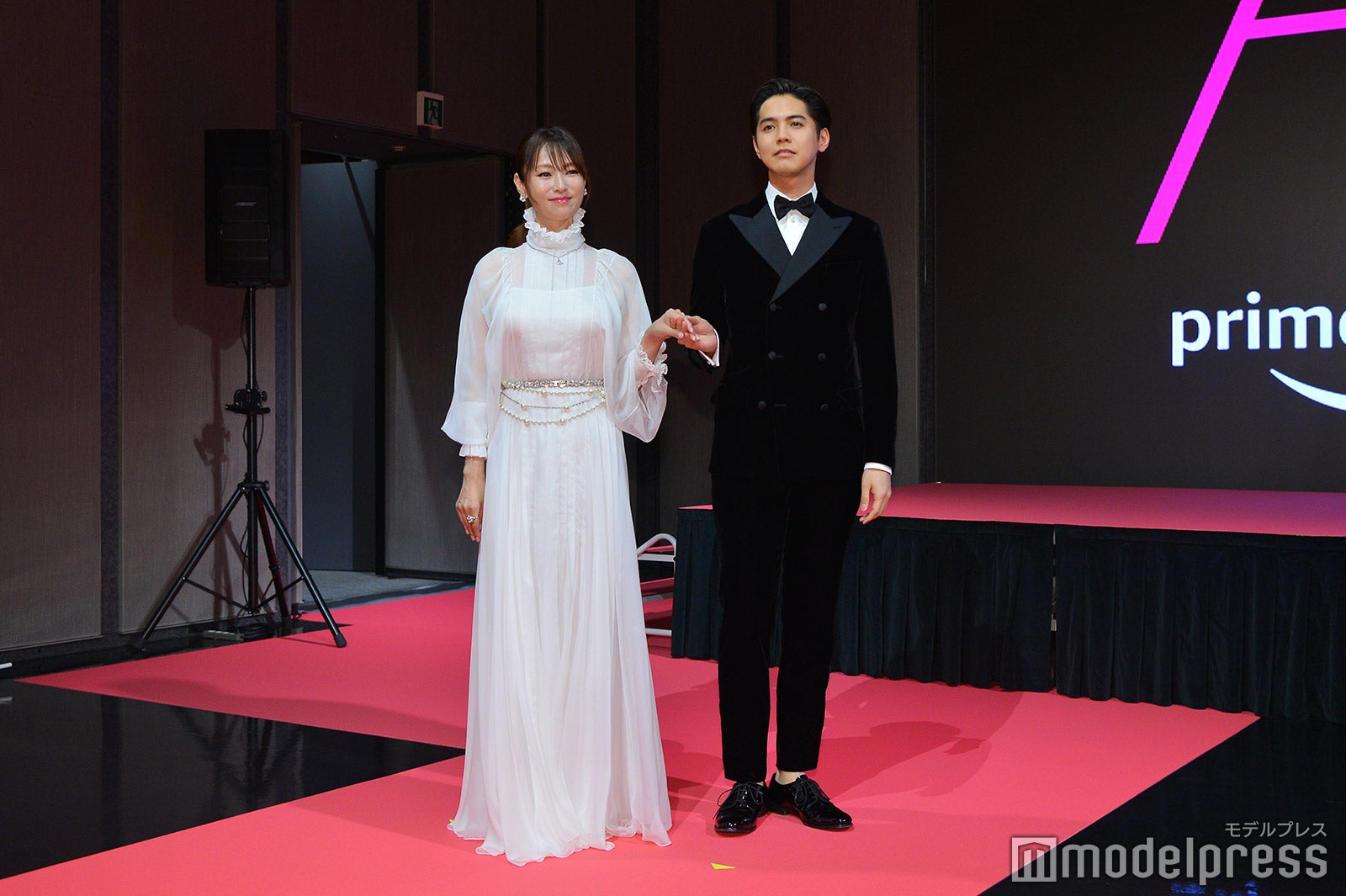 深田恭子をエスコートする片寄涼太（C）モデルプレス