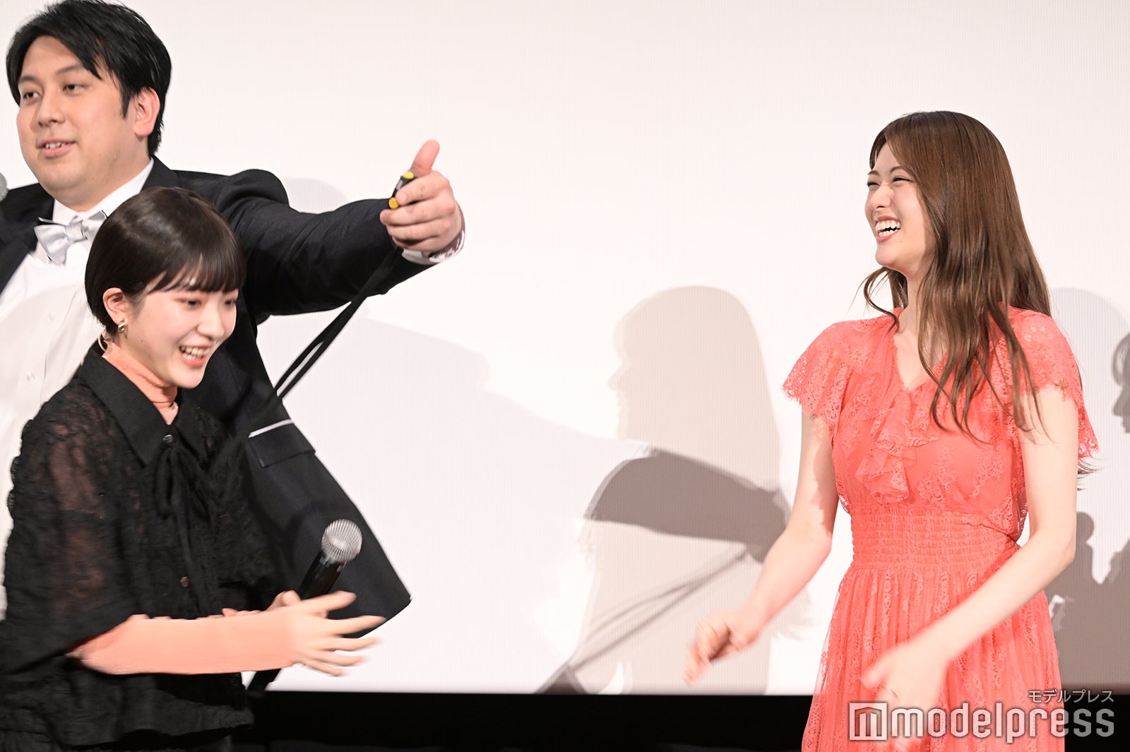 握手会をする伊礼姫奈・松村沙友理と“はがし”ジャンボたかお（C）モデルプレス