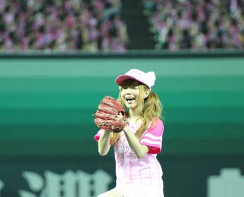 益若つばさ、キュートなミニスカで始球式に初挑戦